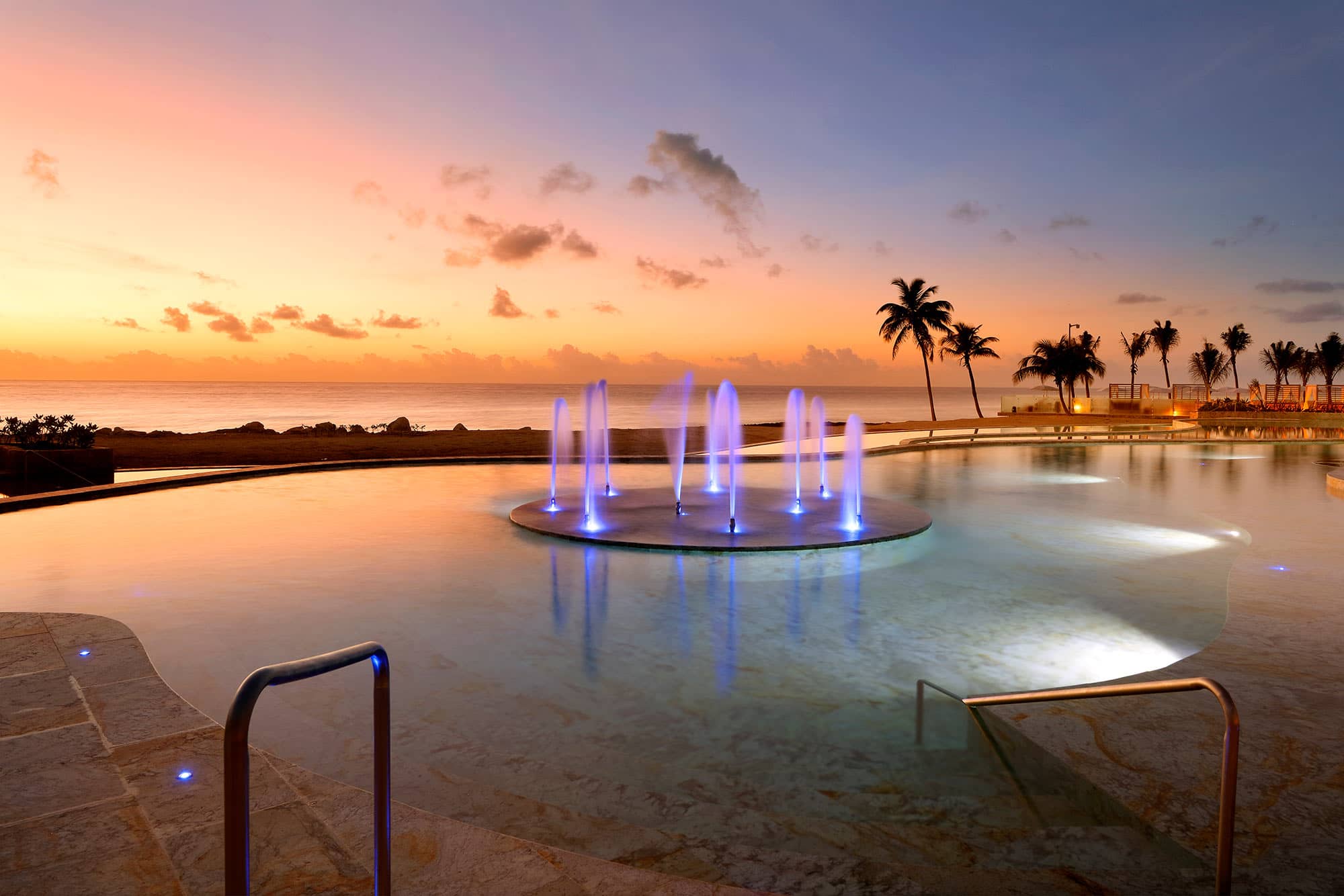 TRS Yucatan Hotel_Vista al aterdecer de la piscina principal Hel