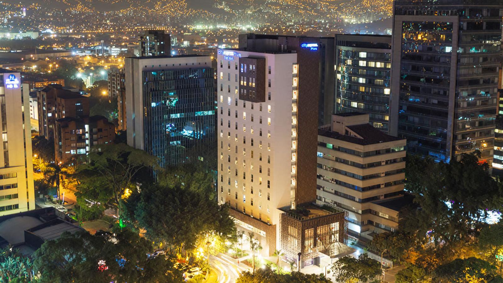 hotel-medellin-colombia-city-express-plus-fachada